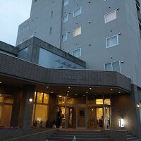 住宅街にあります。目の前に市内中止部へのバス停がありました。