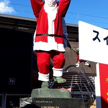 近くにはピカピカのおじさん像
