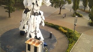 ガンダムの立像を眺めながら