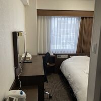 そこそこの広さ。コンセントも多く、使い勝手はいいです。