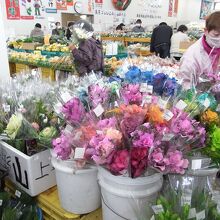 季節の花々もお買い得！