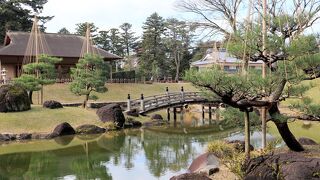 紅葉と石垣が美しい庭園