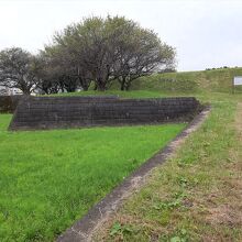 館前遺跡がある丘の麓の石垣も遺跡の一部？説明が無くて不明。