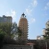 東の塔は斜めに傾いています。