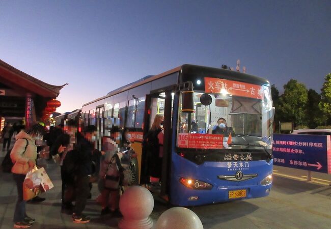 大理古城の中にはバスは入れませんが、その外周部から玉龍雪山や麗江駅などへバスが走っています。