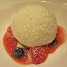 主人《フロマージュブランと柚子アイスを忍ばせたスノードーム》