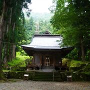 相倉合掌造り集落の中心部にある神社