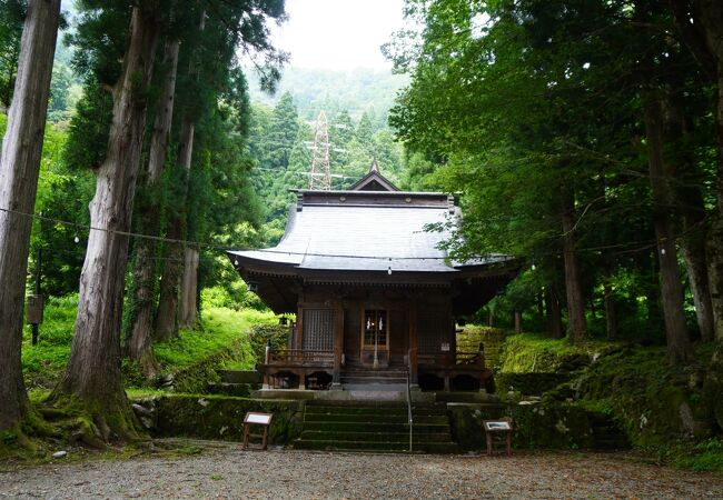 相倉合掌造り集落の中心部にある神社