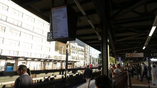 ２３番線がシドニー国際空港行き電車発車ホームです！