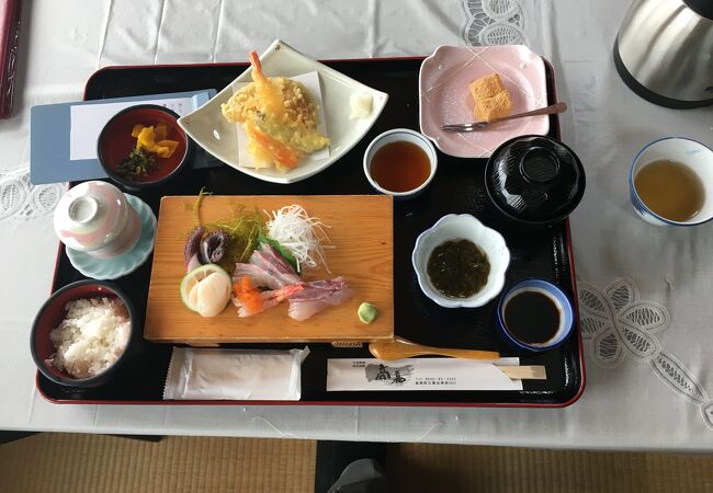 お昼の刺身定食がおすすめ