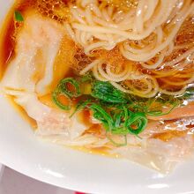 ワンタンがツルツルっとね。