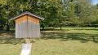 いまは林だけですが昔は大邸宅があったらしいです