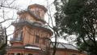 珍しい形の建物です。