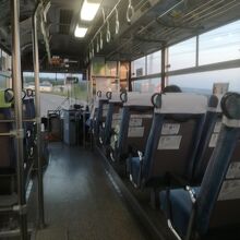 車内。撮影者の後ろの席にも複数の客が乗っていました。