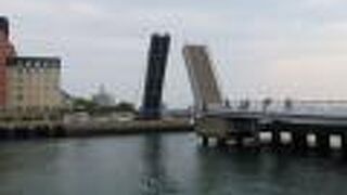 門司港エリアの跳ね橋。橋が上がっていると遠回り（笑）