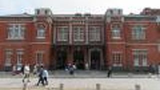 赤レンガの立派な建物は、かつての本物の税関を復元したもの