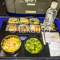 機内サービスで夕食が出ました。搭乗時間がかなり短いので、かなり急いで食べました。有名店のネームドとかではないですが、普通に美味しかったです。