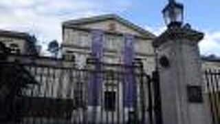 歴史ある建築物とポップなペナントの調和が見事