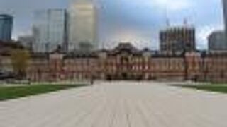 人通りのない広場は見事な抜け