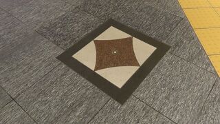 新幹線への乗換え改札手前の階段下