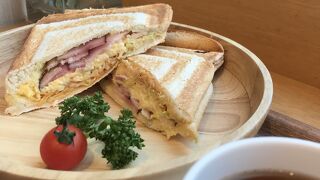 丸善の中、落ち着いていて開放感がある