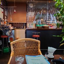 店内雰囲気は狭い感じです。