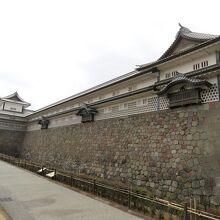 五十間長屋から左手、橋爪門へ