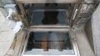 石段街に温泉が流れる様子を見れる