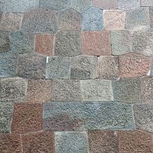 石川門枡形の右側の石垣。左側と時代が全然違う