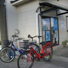 売店外側の入り口とレンタルした自転車