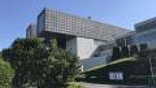 高台にある美術館