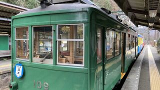 スイッチバックしながら進む箱根登山電車