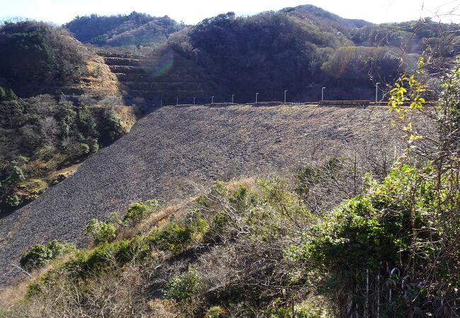 伊東市街に近いロックフィルダム （奥野ダム） 