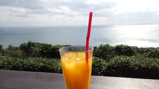 海が見える景色が楽しめるカフェ