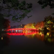 湖に浮かぶ小島への橋。ライトアップされて美しい。