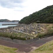 頭ヶ島の北側の砂浜近くにあります