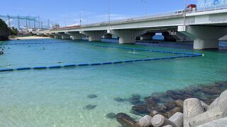 市街地すぐのビーチ