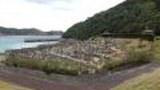 頭ヶ島の北側の砂浜近くにあります