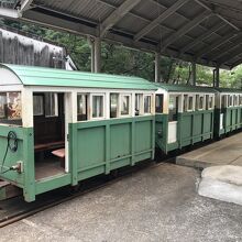 おもちゃのようなトロッコ電車