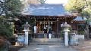 高台に建っています