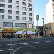 国道17号沿いの商店街です