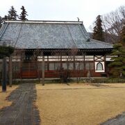 大きな山門が立派な寺院