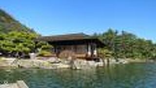 南湖のほとりに