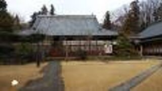 大きな山門が立派な寺院