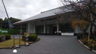 皇室に代々伝わる美術品を見学できる。