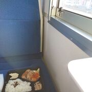 デカうまのから揚げ弁当をテイクアウトし、しなの鉄道の電車内で頂きました。