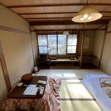 平成館の部屋は、日差しが差し込む明るい和室。