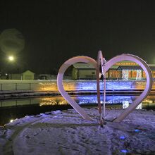 「恋人の聖地」なんて言葉が聞こえてきそうなデートスポット。