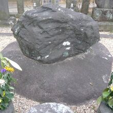 小谷三志の墓石です。周囲のものは、後世に追加されたものです。