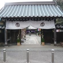 川口市の鳩ケ谷宿の地蔵院の山門です。小谷三志の墓所があります